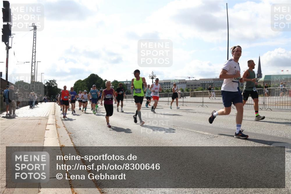 29.06.2025 - hella hamburg halbmarathon Lena Gebhardt http://msf.ph/oto/8300646 29.06.2025 09:59:34 Lombardsbrücke 5420, 6414, 6415, 15269, 1290, 1319, 1334, 1366, 1506, 1595, 1642, 1834, 1955, 2282, 2391, 2432, 2630, 2741, 2911, 3112, 3279, 3668, 3715, 4426, 4467, 4837, 4839, 5015, 5134, 5277, 5299, 5420, 5457, 5458, 5465, 5492, 5866, 6202, 6390, 6399, 6414, 6415, 6416, 7033, 7037, 7129, 7130, 7395, 7833, 7864, 8330, 8509, 8520, 8542, 8652, 8772, 8846, 8929, 9142, 9488, 9884, 9903, 9907, 9922, 9984, 10020, 10031, 10266, 11039, 11568, 11844 meine-sportfotos.de