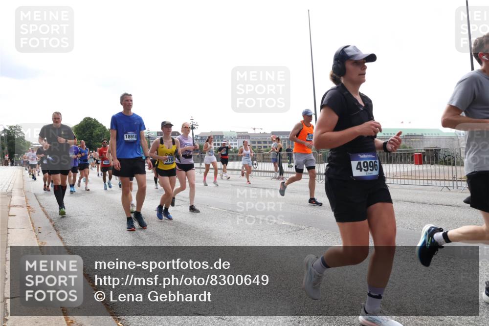 29.06.2025 - hella hamburg halbmarathon Lena Gebhardt http://msf.ph/oto/8300649 29.06.2025 10:37:05 Lombardsbrücke 1488, 18918, 316, 5531, 4996, 1022, 1118, 1253, 1276, 1337, 1339, 1488, 1490, 1597, 1819, 1948, 1952, 1954, 2016, 2031, 2072, 2104, 2272, 2480, 2486, 2552, 2588, 3127, 3165, 3714, 3873, 3895, 4084, 4097, 4347, 4618, 4733, 4762, 4996, 5146, 5224, 5538, 5560, 5640, 5786, 5789, 5940, 6156, 6172, 6359, 6584, 6804, 7202, 7235, 7707, 7773, 7823, 8007, 8257, 8258, 8315, 8499, 8758, 8811, 8936, 8937, 9054, 9055, 9295, 9500, 9694, 13265, 15077, 17156, 18488 meine-sportfotos.de