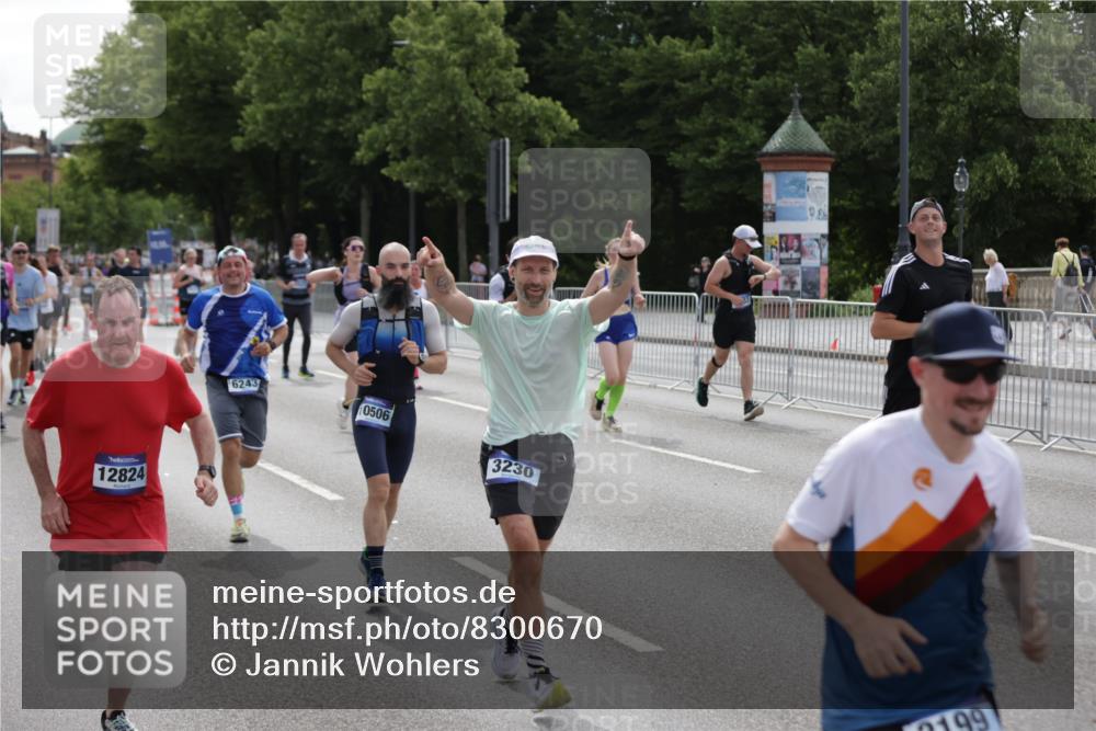 29.06.2025 - hella hamburg halbmarathon Jannik Wohlers http://msf.ph/oto/8300670 29.06.2025 10:37:14 Lombardsbrücke 1475, 2199, 2640, 2853, 3230, 3633, 5171, 5186, 5522, 5875, 6243, 6821, 6955, 7124, 7321, 7350, 7777, 9247, 9288, 9895, 10159, 10476, 10506, 10919, 11183, 11801, 11882, 11888, 12123, 12242, 12254, 12472, 12824, 14130, 14657, 16032, 16582, 16680, 16706, 16837, 17355, 17793, 17798, 18317, 18319, 18903 meine-sportfotos.de