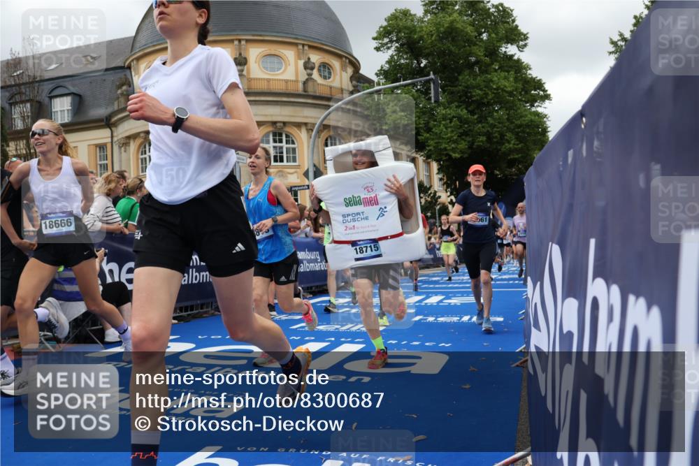 29.06.2025 - hella hamburg halbmarathon Strokosch-Dieckow http://msf.ph/oto/8300687 29.06.2025 10:53:40 Ziel 1030, 1422, 1502, 1783, 2058, 2082, 2518, 2630, 3399, 3819, 5399, 5607, 6628, 6762, 6877, 7177, 8285, 8335, 10529, 10549, 10895, 11588, 11589, 11604, 12632, 13865, 14702, 14818, 15061, 15441, 15856, 16092, 17482, 17740, 18143, 18249, 18514, 18666, 18715 meine-sportfotos.de