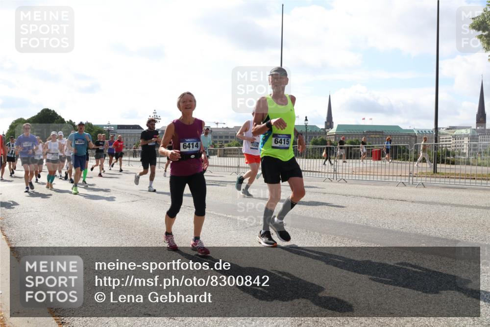 29.06.2025 - hella hamburg halbmarathon Lena Gebhardt http://msf.ph/oto/8300842 29.06.2025 09:59:36 Lombardsbrücke 12912, 1820, 13841, 6414, 6415, 15260, 1319, 1334, 1366, 1506, 1595, 1642, 1834, 1955, 2282, 2391, 2432, 2630, 2741, 2911, 3112, 3279, 3668, 3715, 3836, 4426, 4467, 4837, 4839, 5015, 5134, 5277, 5299, 5420, 5457, 5458, 5465, 5492, 5866, 6202, 6390, 6414, 6415, 6416, 7033, 7037, 7129, 7130, 7395, 7833, 7864, 8330, 8509, 8520, 8542, 8652, 8772, 8846, 8929, 9142, 9488, 9903, 9907, 9922, 9984, 10020, 10031, 10266, 11039, 11568, 11844 meine-sportfotos.de