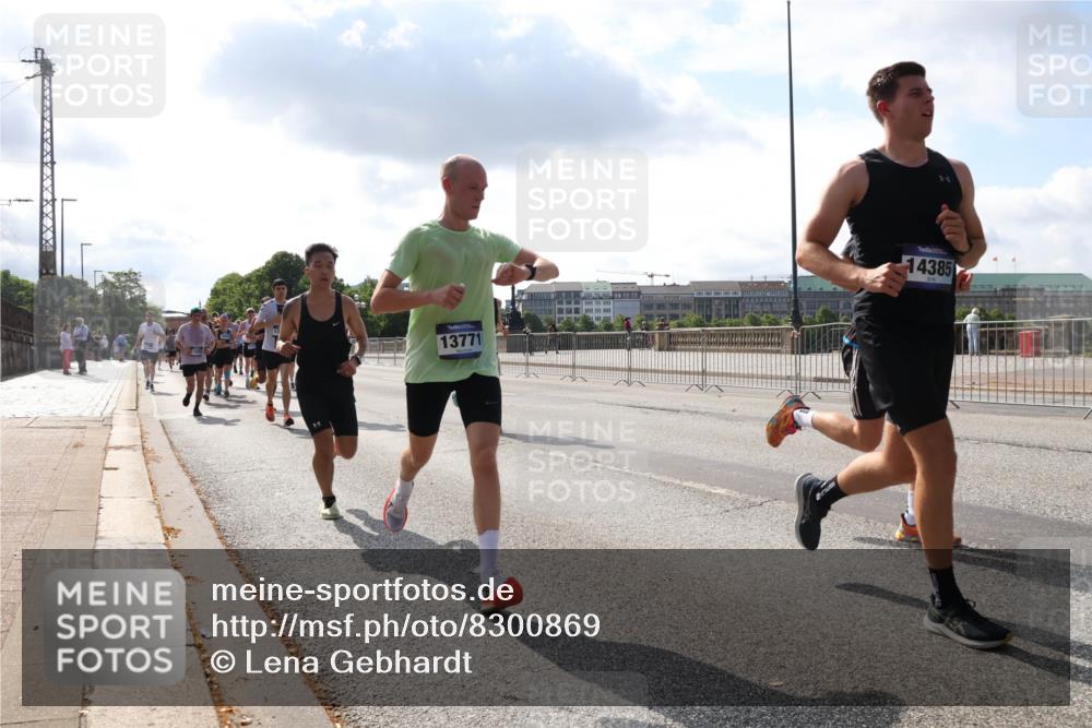 29.06.2025 - hella hamburg halbmarathon Lena Gebhardt http://msf.ph/oto/8300869 29.06.2025 09:47:02 Lombardsbrücke 13771, 14385, 1053, 1396, 1407, 1411, 1577, 1959, 2243, 2563, 2836, 3005, 3790, 3935, 4740, 4944, 5048, 5152, 5193, 5660, 6032, 6305, 6473, 6683, 6915, 7080, 7466, 7622, 7628, 7831, 7867, 8312, 8323, 9376, 9508, 9519, 10477, 10771, 10927, 11055, 11304, 11370, 11661, 11898, 12204, 12447, 12899, 13148, 13199, 13493, 13494, 13729, 13771, 13972, 13991, 14069, 14310, 14385, 15902, 16811, 16957 meine-sportfotos.de