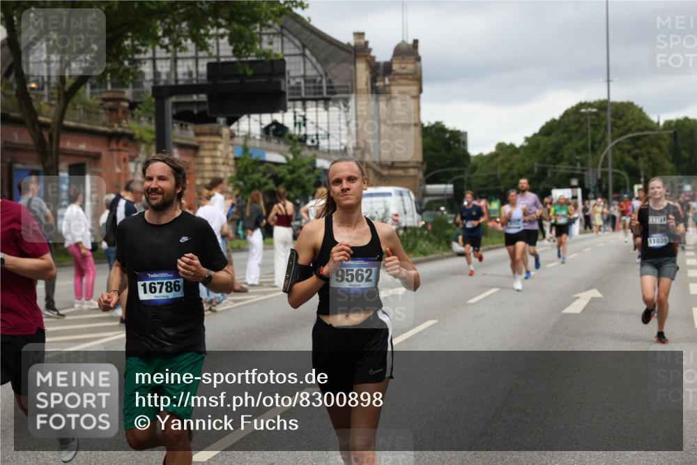 29.06.2025 - hella hamburg halbmarathon Yannick Fuchs http://msf.ph/oto/8300898 29.06.2025 10:49:50 20KM 1130, 1180, 1193, 2982, 3042, 3048, 3058, 3668, 4951, 5287, 5465, 5672, 6569, 6591, 6924, 7594, 7742, 8255, 8311, 8639, 8863, 9361, 9562, 11039, 11309, 11638, 12196, 12515, 13474, 14363, 14365, 14461, 15184, 15818, 15884, 16176, 16375, 16401, 16434, 16521, 16625, 16786, 17259, 17615, 17640, 17642, 17734, 18064, 18125, 18212, 18325, 18340, 18495, 18634, 18741, 18746, 18835, 19120, 19152 meine-sportfotos.de