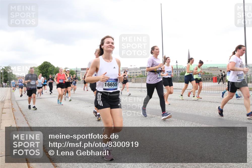 29.06.2025 - hella hamburg halbmarathon Lena Gebhardt http://msf.ph/oto/8300919 29.06.2025 10:56:23 Lombardsbrücke 15443, 12551, 16655, 13965, 8511, 1047, 1113, 1738, 1909, 2095, 2143, 2307, 2793, 2887, 2915, 2991, 3257, 3268, 3438, 3520, 3614, 3675, 3676, 3953, 3987, 4083, 4354, 4473, 4773, 4836, 5237, 5306, 5438, 5580, 5693, 5757, 5911, 5994, 6494, 6690, 6968, 7025, 7028, 7090, 7307, 7516, 7616, 7711, 8005, 8108, 8305, 8517, 8606, 8766, 8939, 8943, 9383, 9435, 9606, 9838, 9910, 9948, 9953, 10555, 10569, 10571, 10640, 10740, 10784, 10987 meine-sportfotos.de