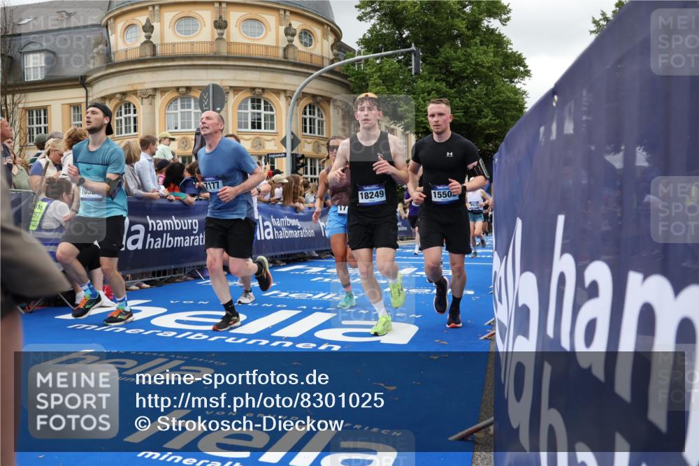 29.06.2025 - hella hamburg halbmarathon Strokosch-Dieckow http://msf.ph/oto/8301025 29.06.2025 10:53:49 Ziel 1422, 1706, 1870, 2082, 2518, 5607, 6260, 6481, 6877, 7177, 7395, 7918, 7973, 8285, 8335, 9922, 10529, 10891, 12413, 13032, 14026, 14175, 14702, 14818, 15502, 16477, 16538, 17740, 18249, 18418, 18487, 18514, 18759, 18831, 18879, 18915, 19177 meine-sportfotos.de