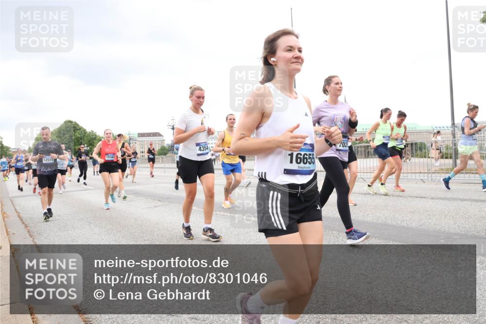 29.06.2025 - hella hamburg halbmarathon Lena Gebhardt http://msf.ph/oto/8301046 29.06.2025 10:56:23 Lombardsbrücke 12551, 4354, 15443, 16655, 02, 1047, 1113, 1738, 1909, 2095, 2143, 2307, 2793, 2887, 2915, 2991, 3257, 3268, 3438, 3520, 3614, 3675, 3676, 3953, 3987, 4083, 4354, 4473, 4773, 4836, 5237, 5306, 5438, 5580, 5693, 5757, 5911, 5994, 6494, 6690, 6968, 7025, 7028, 7090, 7307, 7516, 7616, 7711, 8005, 8108, 8305, 8517, 8606, 8766, 8939, 8943, 9383, 9435, 9606, 9838, 9910, 9948, 9953, 10555, 10569, 10571, 10640, 10740, 10784, 10987 meine-sportfotos.de