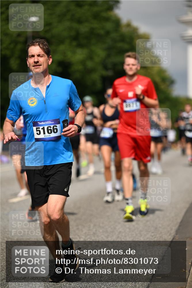 29.06.2025 - hella hamburg halbmarathon Dr. Thomas Lammeyer http://msf.ph/oto/8301073 29.06.2025 10:16:23 Kennedybrücke 1249, 1610, 1785, 1850, 1851, 2963, 2964, 3182, 3248, 3262, 3363, 4453, 5150, 5166, 5176, 6822, 6871, 7014, 7907, 8206, 8207, 8917, 8971, 9428, 10067, 10402, 10685, 11025 meine-sportfotos.de