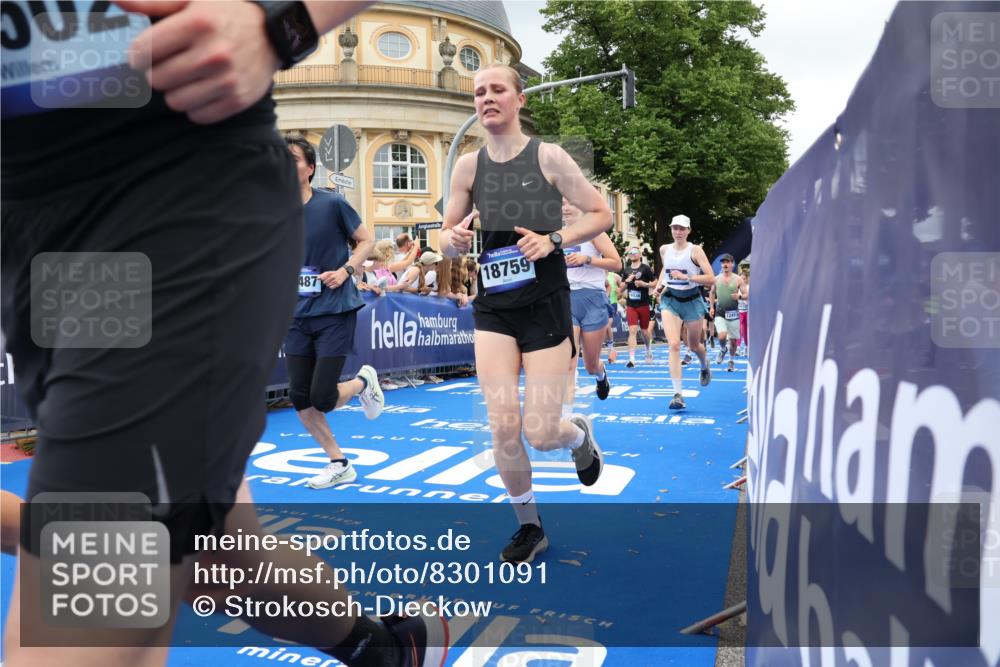 29.06.2025 - hella hamburg halbmarathon Strokosch-Dieckow http://msf.ph/oto/8301091 29.06.2025 10:53:51 Ziel 1422, 1706, 1870, 2432, 5607, 6260, 6374, 6481, 6877, 7177, 7395, 7918, 7973, 8285, 8335, 8394, 9922, 10529, 10891, 11789, 12413, 13032, 13869, 14026, 14175, 15502, 16477, 16538, 17740, 18249, 18418, 18487, 18759, 18831, 18879, 18915, 19177 meine-sportfotos.de