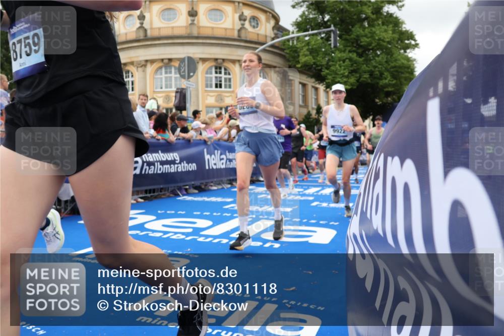 29.06.2025 - hella hamburg halbmarathon Strokosch-Dieckow http://msf.ph/oto/8301118 29.06.2025 10:53:51 Ziel 1422, 1706, 1870, 2432, 5607, 6260, 6374, 6481, 6877, 7177, 7395, 7918, 7973, 8285, 8335, 8394, 9922, 10529, 10891, 11789, 12413, 13032, 13869, 14026, 14175, 15502, 16477, 16538, 17740, 18249, 18418, 18487, 18759, 18831, 18879, 18915, 19177 meine-sportfotos.de