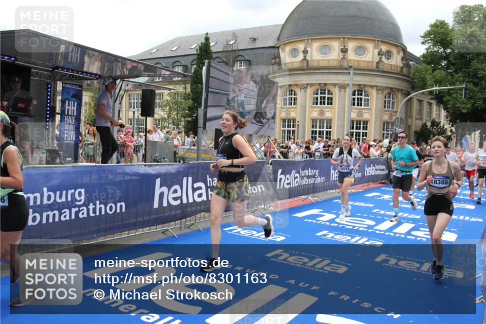 29.06.2025 - hella hamburg halbmarathon Michael Strokosch http://msf.ph/oto/8301163 29.06.2025 10:57:45 Ziel 1715, 1719, 1972, 2606, 7833, 10133, 12440, 12774, 13523, 14951, 15217, 15220, 16418, 17201, 17455, 17769, 17814, 18388, 18508, 18727, 18985 meine-sportfotos.de
