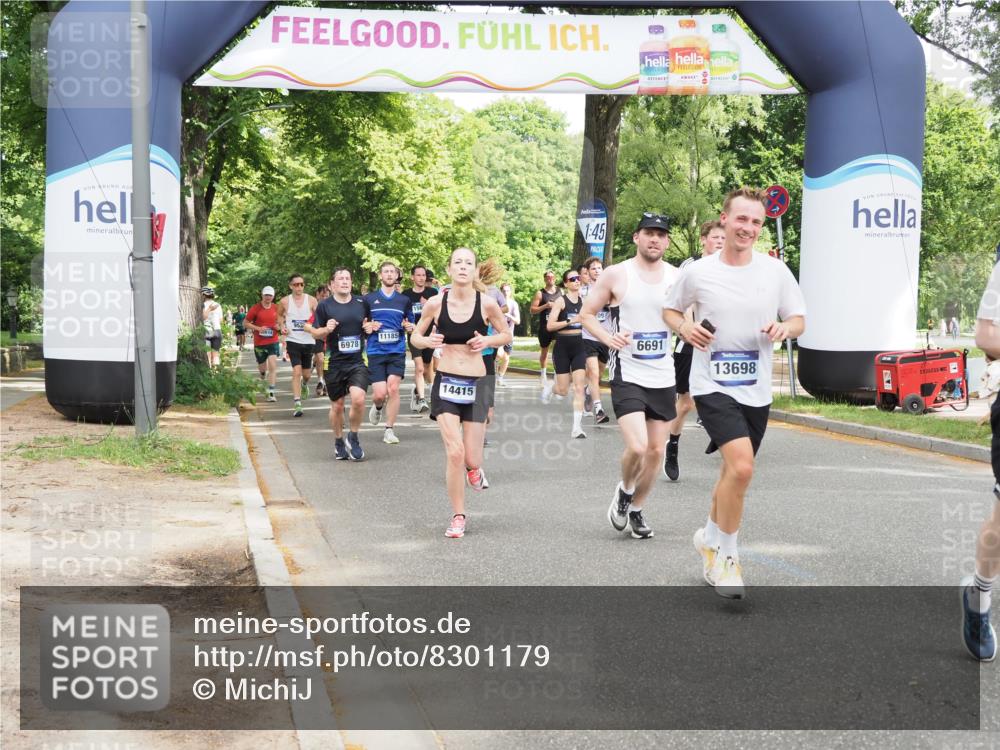 29.06.2025 - hella hamburg halbmarathon MichiJ http://msf.ph/oto/8301179 29.06.2025 10:34:42 Zwischen KM18-KM19 1604, 3087, 4497, 5528, 5889, 6691, 7335, 8142, 8981, 9794, 11077, 11185, 11858, 12171, 12269, 12891, 13698, 14045, 15157, 15451, 15825, 17008, 17353, 17461, 17865, 18356 meine-sportfotos.de