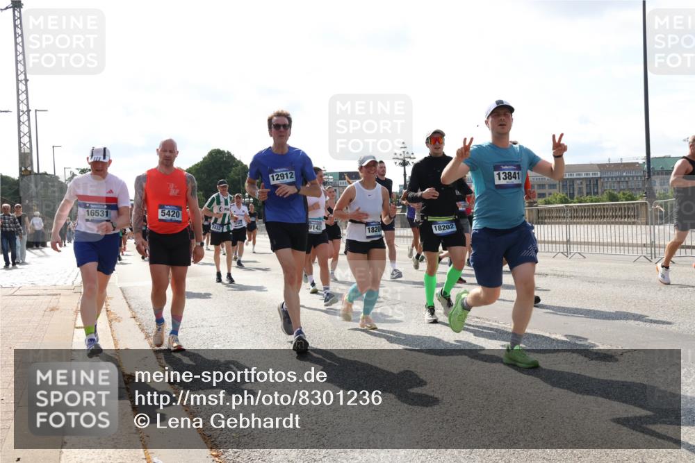 29.06.2025 - hella hamburg halbmarathon Lena Gebhardt http://msf.ph/oto/8301236 29.06.2025 09:59:38 Lombardsbrücke 12912, 16531, 5420, 2432, 9142, 1820, 18202, 13841, 1319, 1334, 1366, 1506, 1595, 1642, 1834, 1955, 2282, 2364, 2391, 2432, 2630, 2676, 3112, 3279, 3668, 3715, 3836, 4426, 4467, 4837, 4839, 5015, 5134, 5277, 5299, 5420, 5457, 5458, 5465, 5492, 5866, 6174, 6201, 6202, 6390, 6414, 6415, 6416, 7033, 7037, 7129, 7130, 7395, 7833, 8330, 8509, 8520, 8542, 8652, 8846, 8929, 9142, 9488, 9903, 9907, 9922, 9984, 10020, 10031, 10266, 11039, 11568, 11844 meine-sportfotos.de