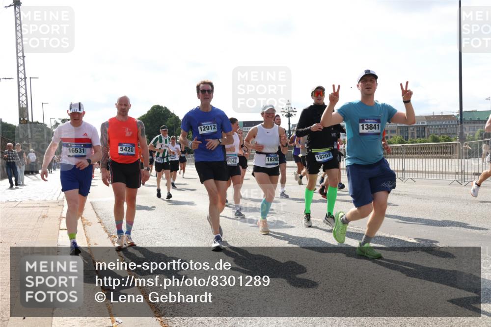 29.06.2025 - hella hamburg halbmarathon Lena Gebhardt http://msf.ph/oto/8301289 29.06.2025 09:59:38 Lombardsbrücke 16531, 5420, 2432, 12912, 9142, 18200, 18202, 13841, 1319, 1334, 1366, 1506, 1595, 1642, 1834, 1955, 2282, 2364, 2391, 2432, 2630, 2676, 3112, 3279, 3668, 3715, 3836, 4426, 4467, 4837, 4839, 5015, 5134, 5277, 5299, 5420, 5457, 5458, 5465, 5492, 5866, 6174, 6201, 6202, 6390, 6414, 6415, 6416, 7033, 7037, 7129, 7130, 7395, 7833, 8330, 8509, 8520, 8542, 8652, 8846, 8929, 9142, 9488, 9903, 9907, 9922, 9984, 10020, 10031, 10266, 11039, 11568, 11844 meine-sportfotos.de