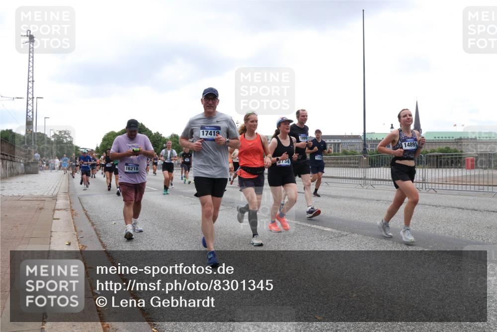 29.06.2025 - hella hamburg halbmarathon Lena Gebhardt http://msf.ph/oto/8301345 29.06.2025 10:46:54 Lombardsbrücke 1073, 1185, 1286, 1363, 1371, 1375, 1593, 1607, 1608, 1720, 1837, 1961, 1999, 2162, 2211, 2320, 2327, 2537, 2555, 2556, 2665, 2697, 2981, 3277, 3406, 3407, 3469, 3734, 3823, 4202, 4239, 4296, 4342, 4355, 4483, 4604, 5111, 5114, 5700, 5796, 5953, 6124, 6161, 6485, 6496, 6740, 7073, 7303, 7412, 7430, 7431, 7767, 7827, 8477, 8486, 8551, 8553, 8684, 8706, 8967, 9691, 10230, 13969, 14261, 15852, 16882, 16987 meine-sportfotos.de