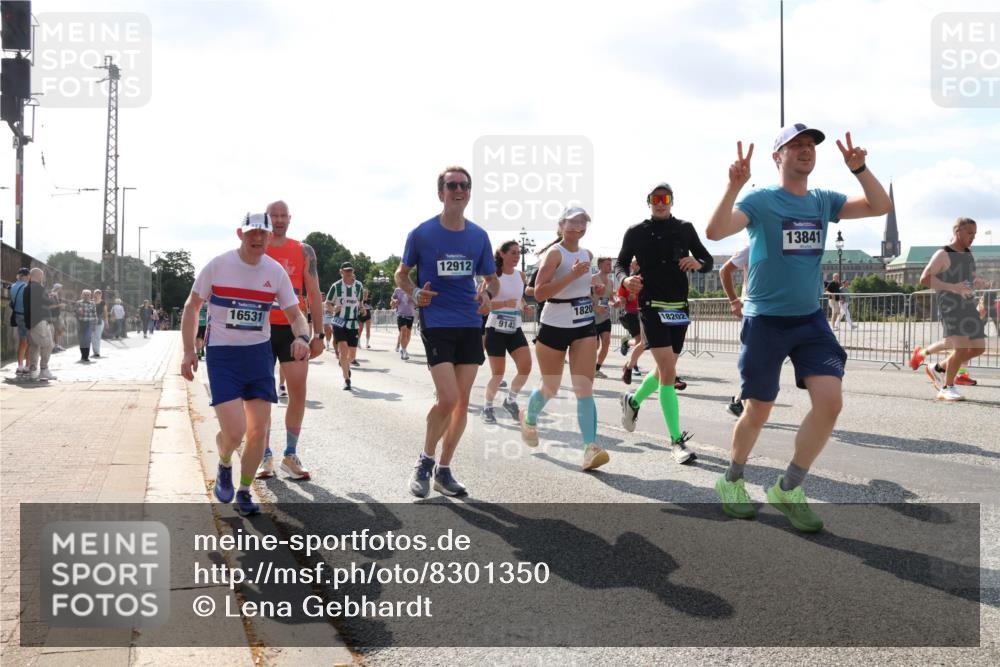 29.06.2025 - hella hamburg halbmarathon Lena Gebhardt http://msf.ph/oto/8301350 29.06.2025 09:59:38 Lombardsbrücke 16531, 12912, 9142, 1820, 18202, 13841, 1319, 1334, 1366, 1506, 1595, 1642, 1834, 1955, 2282, 2364, 2391, 2432, 2630, 2676, 3112, 3279, 3668, 3715, 3836, 4426, 4467, 4837, 4839, 5015, 5134, 5277, 5299, 5420, 5457, 5458, 5465, 5492, 5866, 6174, 6201, 6202, 6390, 6414, 6415, 6416, 7033, 7037, 7129, 7130, 7395, 7833, 8330, 8509, 8520, 8542, 8652, 8846, 8929, 9142, 9488, 9903, 9907, 9922, 9984, 10020, 10031, 10266, 11039, 11568, 11844 meine-sportfotos.de