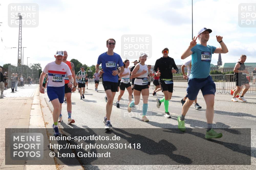 29.06.2025 - hella hamburg halbmarathon Lena Gebhardt http://msf.ph/oto/8301418 29.06.2025 09:59:38 Lombardsbrücke 16531, 20, 12912, 9142, 1820, 13841, 1319, 1334, 1366, 1506, 1595, 1642, 1834, 1955, 2282, 2364, 2391, 2432, 2630, 2676, 3112, 3279, 3668, 3715, 3836, 4426, 4467, 4837, 4839, 5015, 5134, 5277, 5299, 5420, 5457, 5458, 5465, 5492, 5866, 6174, 6201, 6202, 6390, 6414, 6415, 6416, 7033, 7037, 7129, 7130, 7395, 7833, 8330, 8509, 8520, 8542, 8652, 8846, 8929, 9142, 9488, 9903, 9907, 9922, 9984, 10020, 10031, 10266, 11039, 11568, 11844 meine-sportfotos.de