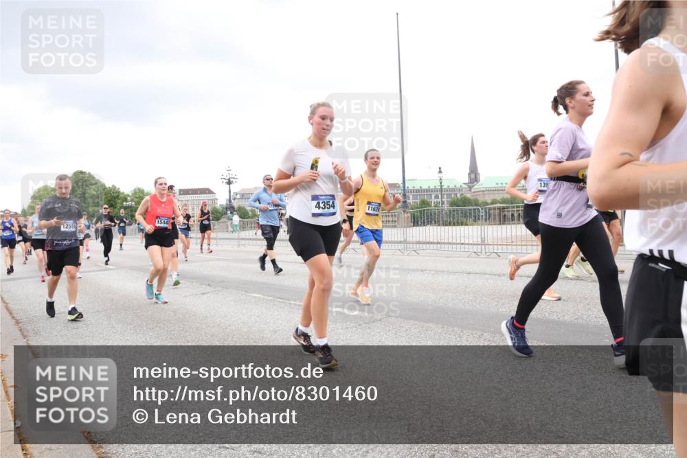 29.06.2025 - hella hamburg halbmarathon Lena Gebhardt http://msf.ph/oto/8301460 29.06.2025 10:56:24 Lombardsbrücke 12551, 1764, 15443, 4354, 11628, 139, 1047, 1113, 1738, 1909, 2095, 2143, 2307, 2793, 2887, 2915, 2991, 3257, 3268, 3438, 3520, 3614, 3675, 3676, 3953, 3987, 4083, 4354, 4473, 4773, 4836, 5237, 5306, 5438, 5580, 5693, 5757, 5911, 5994, 6494, 6690, 6968, 7025, 7028, 7090, 7307, 7516, 7616, 7711, 8005, 8108, 8305, 8517, 8606, 8766, 8939, 8943, 9172, 9210, 9383, 9435, 9606, 9838, 9910, 9948, 9953, 10555, 10569, 10571, 10640, 10740, 10784, 10987 meine-sportfotos.de