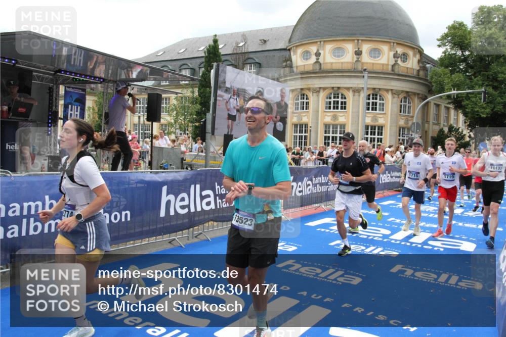 29.06.2025 - hella hamburg halbmarathon Michael Strokosch http://msf.ph/oto/8301474 29.06.2025 10:57:47 Ziel 1715, 1719, 1972, 2034, 2606, 5391, 7833, 10133, 10599, 12440, 12774, 13523, 14737, 15217, 16418, 17201, 17455, 18388, 18508, 18727, 18985 meine-sportfotos.de