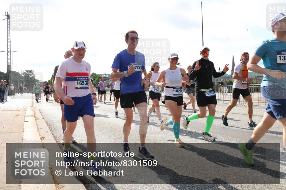 29.06.2025 - hella hamburg halbmarathon Lena Gebhardt http://msf.ph/oto/8301509 29.06.2025 09:59:39 Lombardsbrücke 16531, 12, 9142, 1820, 18202, 138, 1319, 1334, 1366, 1506, 1595, 1642, 1834, 1955, 2282, 2348, 2364, 2391, 2432, 2630, 2676, 3112, 3279, 3668, 3836, 4426, 4467, 4837, 4839, 5015, 5134, 5277, 5299, 5420, 5457, 5458, 5465, 5492, 5866, 6174, 6201, 6202, 6390, 6414, 6415, 6416, 6587, 7037, 7129, 7130, 7395, 7833, 8330, 8509, 8520, 8542, 8652, 8846, 8929, 9142, 9488, 9903, 9907, 9922, 9984, 10020, 10031, 10266, 11039, 11568, 11844 meine-sportfotos.de