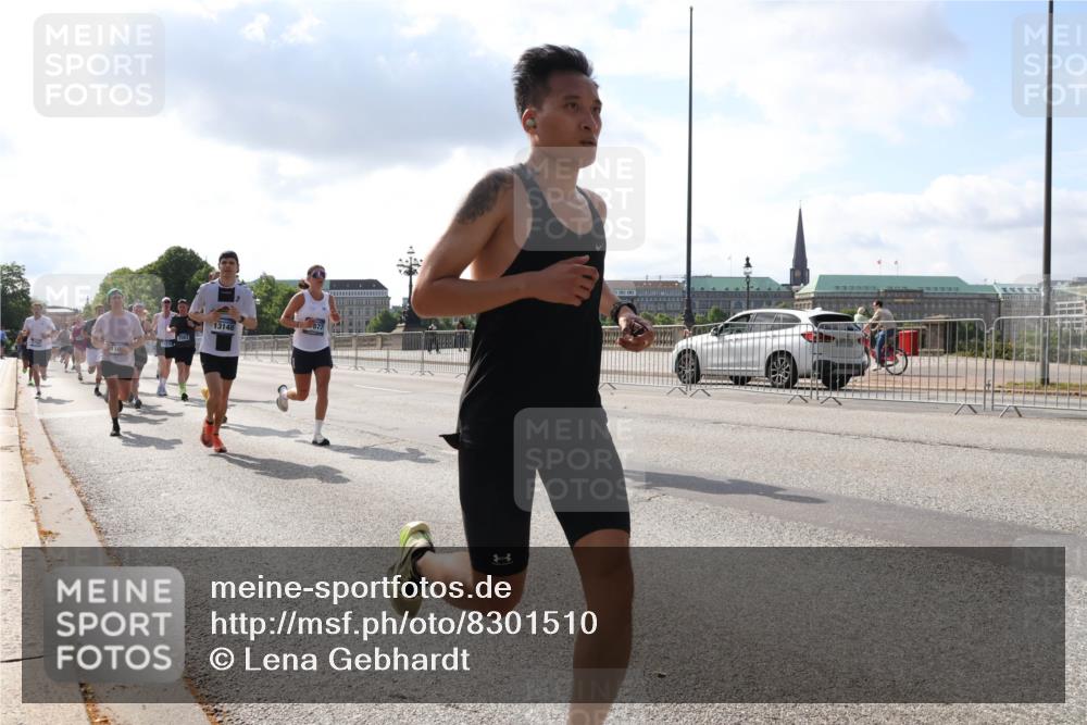 29.06.2025 - hella hamburg halbmarathon Lena Gebhardt http://msf.ph/oto/8301510 29.06.2025 09:47:03 Lombardsbrücke 110, 2543, 13148, 1053, 1396, 1407, 1411, 1577, 1910, 1959, 2243, 2563, 2774, 2836, 3005, 3790, 3935, 4740, 4944, 5048, 5152, 5193, 5660, 6032, 6305, 6473, 6683, 6915, 7080, 7466, 7622, 7628, 7831, 7867, 7972, 8312, 8323, 8366, 9376, 9508, 9519, 10477, 10771, 10927, 11055, 11304, 11370, 11661, 11898, 12204, 12447, 12899, 13148, 13199, 13493, 13494, 13729, 13771, 13972, 13991, 14069, 14310, 14385, 16811, 16957 meine-sportfotos.de