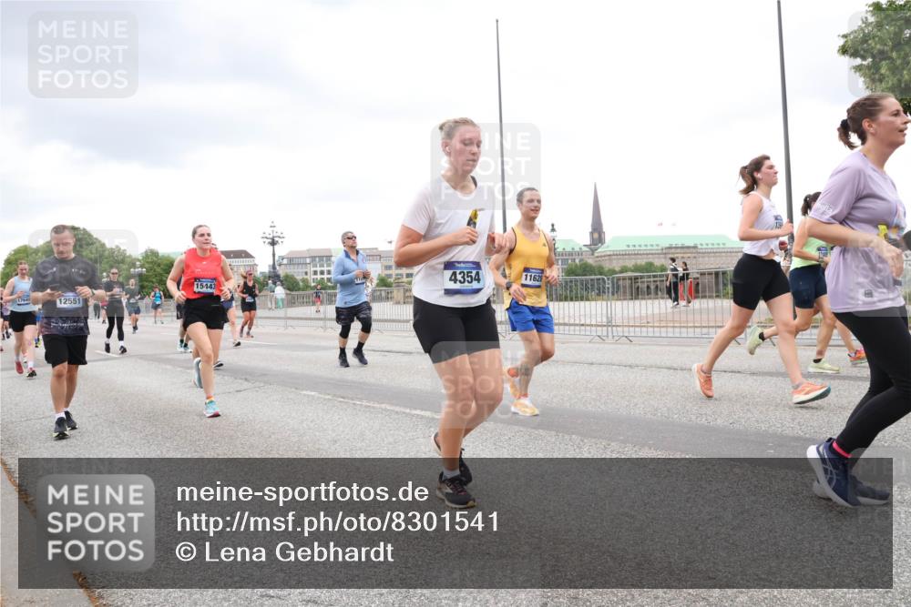 29.06.2025 - hella hamburg halbmarathon Lena Gebhardt http://msf.ph/oto/8301541 29.06.2025 10:56:24 Lombardsbrücke 17649, 12551, 15443, 1729, 4354, 11628, 139, 1047, 1113, 1738, 1909, 2095, 2143, 2307, 2793, 2887, 2915, 2991, 3257, 3268, 3438, 3520, 3614, 3675, 3676, 3953, 3987, 4083, 4354, 4473, 4773, 4836, 5237, 5306, 5438, 5580, 5693, 5757, 5911, 5994, 6494, 6690, 6968, 7025, 7028, 7090, 7307, 7516, 7616, 7711, 8005, 8108, 8305, 8517, 8606, 8766, 8939, 8943, 9172, 9210, 9383, 9435, 9606, 9838, 9910, 9948, 9953, 10555, 10569, 10571, 10640, 10740, 10784, 10987 meine-sportfotos.de