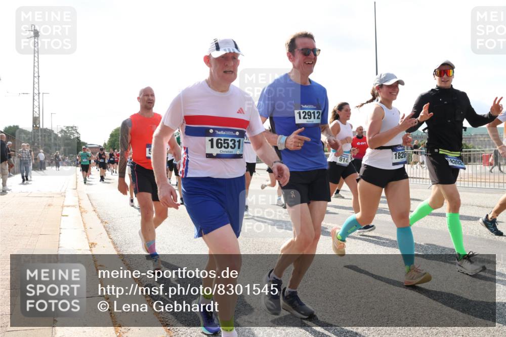 29.06.2025 - hella hamburg halbmarathon Lena Gebhardt http://msf.ph/oto/8301545 29.06.2025 09:59:39 Lombardsbrücke 16531, 17, 12912, 914, 1820, 1319, 1334, 1366, 1506, 1595, 1642, 1834, 1955, 2282, 2348, 2364, 2391, 2432, 2630, 2676, 3112, 3279, 3668, 3836, 4426, 4467, 4837, 4839, 5015, 5134, 5277, 5299, 5420, 5457, 5458, 5465, 5492, 5866, 6174, 6201, 6202, 6390, 6414, 6415, 6416, 6587, 7037, 7129, 7130, 7395, 7833, 8330, 8509, 8520, 8542, 8652, 8846, 8929, 9142, 9488, 9903, 9907, 9922, 9984, 10020, 10031, 10266, 11039, 11568, 11844 meine-sportfotos.de