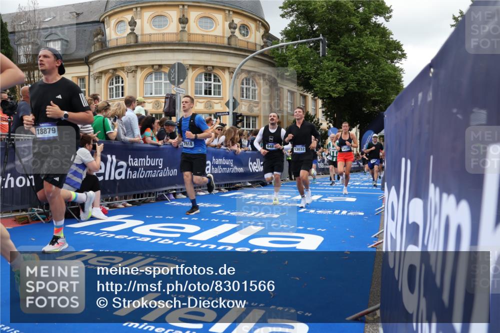 29.06.2025 - hella hamburg halbmarathon Strokosch-Dieckow http://msf.ph/oto/8301566 29.06.2025 10:53:58 Ziel 1151, 1410, 1706, 1815, 1870, 2432, 3096, 3208, 3209, 6356, 6374, 6481, 7395, 7918, 7973, 8394, 9032, 11499, 11789, 12379, 12413, 13032, 13869, 14175, 16477, 16538, 17348, 18308, 18418, 18831, 18879, 18915, 19177 meine-sportfotos.de