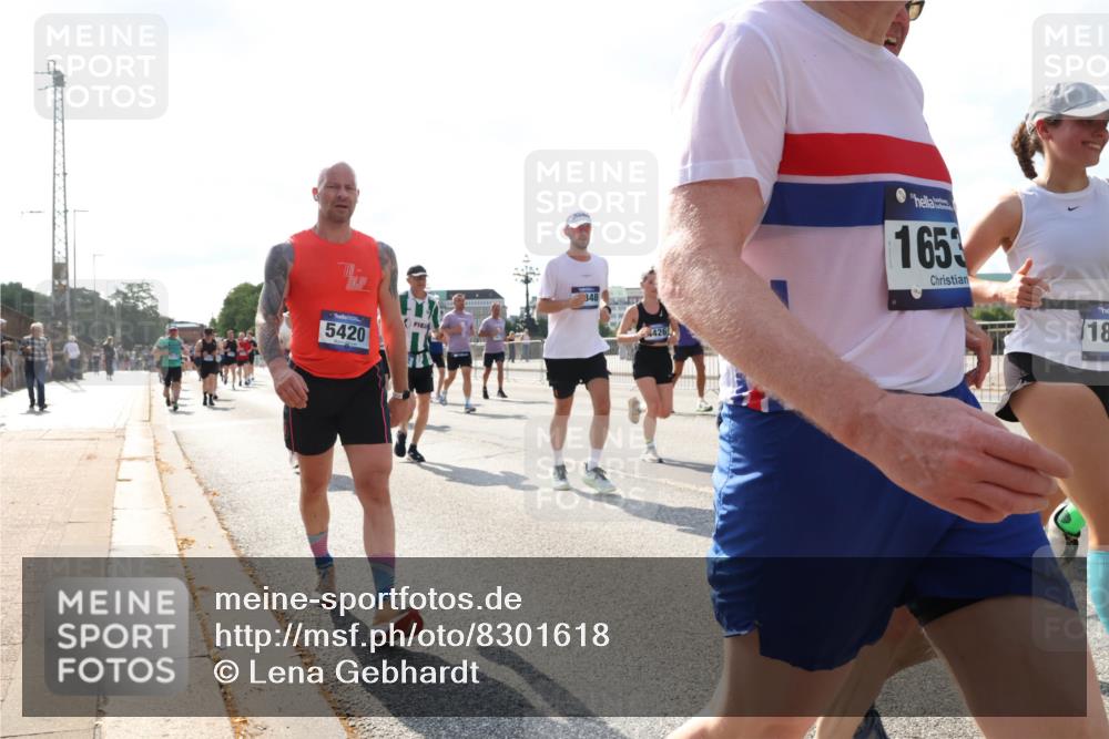 29.06.2025 - hella hamburg halbmarathon Lena Gebhardt http://msf.ph/oto/8301618 29.06.2025 09:59:39 Lombardsbrücke 5420, 348, 4426, 1653, 18, 1319, 1334, 1366, 1506, 1595, 1642, 1834, 1955, 2282, 2348, 2364, 2391, 2432, 2630, 2676, 3112, 3279, 3668, 3836, 4426, 4467, 4837, 4839, 5015, 5134, 5277, 5299, 5420, 5457, 5458, 5465, 5492, 5866, 6174, 6201, 6202, 6390, 6414, 6415, 6416, 6587, 7037, 7129, 7130, 7395, 7833, 8330, 8509, 8520, 8542, 8652, 8846, 8929, 9142, 9488, 9903, 9907, 9922, 9984, 10020, 10031, 10266, 11039, 11568, 11844 meine-sportfotos.de