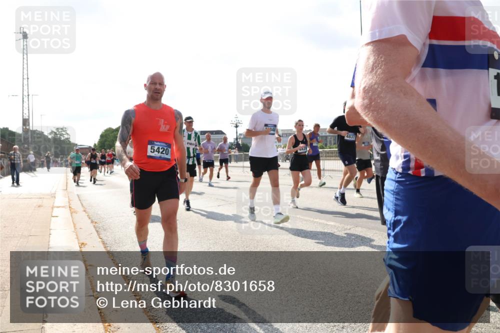 29.06.2025 - hella hamburg halbmarathon Lena Gebhardt http://msf.ph/oto/8301658 29.06.2025 09:59:40 Lombardsbrücke 5420, 348, 4426, 4837, 1319, 1334, 1366, 1595, 1642, 1834, 1914, 1955, 2282, 2348, 2364, 2391, 2432, 2630, 2676, 2910, 3112, 3279, 3668, 3836, 4426, 4467, 4772, 4837, 4839, 5015, 5134, 5277, 5299, 5457, 5458, 5465, 5492, 5866, 6174, 6201, 6202, 6414, 6415, 6416, 6587, 7037, 7129, 7130, 7395, 7833, 8330, 8509, 8520, 8542, 8652, 8846, 8929, 9142, 9488, 9903, 9907, 9922, 9984, 10020, 10031, 10266, 11039, 11568, 11844 meine-sportfotos.de