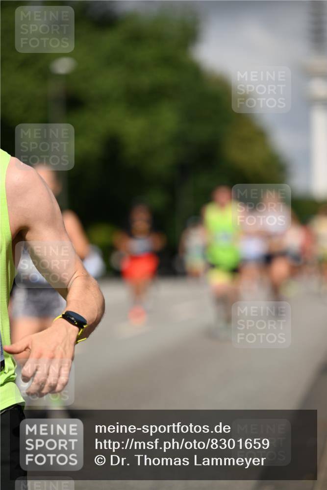 29.06.2025 - hella hamburg halbmarathon Dr. Thomas Lammeyer http://msf.ph/oto/8301659 29.06.2025 09:54:03 Kennedybrücke 1209, 1358, 1688, 1697, 1882, 2568, 2675, 2826, 3332, 3626, 4205, 4229, 4380, 4398, 4823, 5409, 5472, 5508, 5745, 6080, 6458, 6529, 6649, 6686, 6687, 7026, 7110, 8450, 8958, 9017, 9116, 9302, 9365, 10218, 10783, 10922, 11281, 11284, 11305, 11379 meine-sportfotos.de