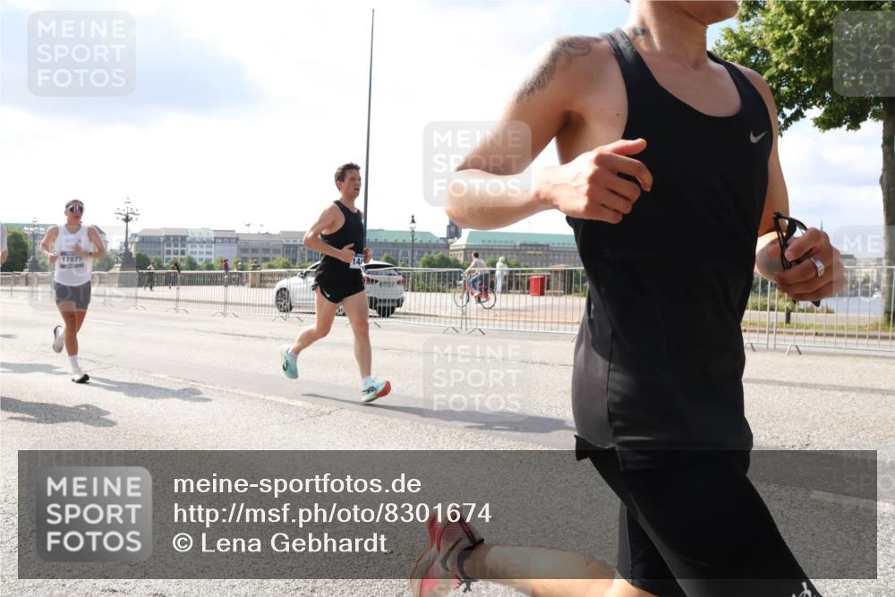 29.06.2025 - hella hamburg halbmarathon Lena Gebhardt http://msf.ph/oto/8301674 29.06.2025 09:47:03 Lombardsbrücke 17877, 1053, 1396, 1407, 1411, 1577, 1910, 1959, 2243, 2563, 2774, 2836, 3005, 3790, 3935, 4740, 4944, 5048, 5152, 5193, 5660, 6032, 6305, 6473, 6683, 6915, 7080, 7466, 7622, 7628, 7831, 7867, 7972, 8312, 8323, 8366, 9376, 9508, 9519, 10477, 10771, 10927, 11055, 11304, 11370, 11661, 11898, 12204, 12447, 12899, 13148, 13199, 13493, 13494, 13729, 13771, 13972, 13991, 14069, 14310, 14385, 16811, 16957 meine-sportfotos.de