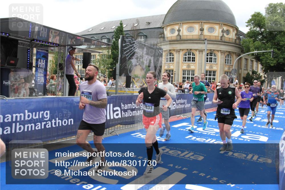 29.06.2025 - hella hamburg halbmarathon Michael Strokosch http://msf.ph/oto/8301730 29.06.2025 10:57:51 Ziel 1719, 1972, 2034, 2806, 2883, 5391, 7269, 7833, 9820, 10133, 10599, 10703, 12440, 12523, 14737, 16418, 16517, 17201, 17455, 18492, 18508, 18727 meine-sportfotos.de