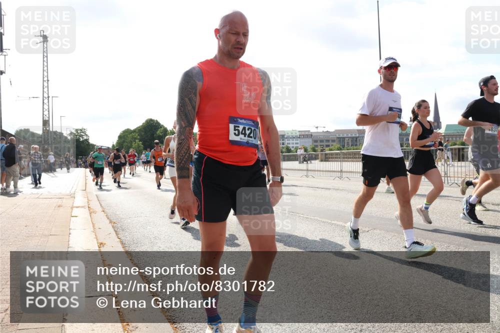 29.06.2025 - hella hamburg halbmarathon Lena Gebhardt http://msf.ph/oto/8301782 29.06.2025 09:59:40 Lombardsbrücke 00, 5420, 837, 15, 1319, 1334, 1366, 1595, 1642, 1834, 1914, 1955, 2282, 2348, 2364, 2391, 2432, 2630, 2676, 2910, 3112, 3279, 3668, 3836, 4426, 4467, 4772, 4837, 4839, 5015, 5134, 5277, 5299, 5457, 5458, 5465, 5492, 5866, 6174, 6201, 6202, 6414, 6415, 6416, 6587, 7037, 7129, 7130, 7395, 7833, 8330, 8509, 8520, 8542, 8652, 8846, 8929, 9142, 9488, 9903, 9907, 9922, 9984, 10020, 10031, 10266, 11039, 11568, 11844 meine-sportfotos.de