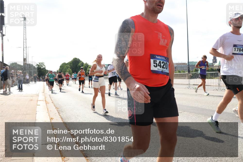 29.06.2025 - hella hamburg halbmarathon Lena Gebhardt http://msf.ph/oto/8301854 29.06.2025 09:59:41 Lombardsbrücke 5000, 17967, 5420, 17769, 1784, 1319, 1334, 1366, 1595, 1642, 1834, 1914, 1955, 2282, 2348, 2364, 2391, 2432, 2630, 2676, 2910, 3112, 3279, 3668, 3836, 4426, 4467, 4772, 4837, 4839, 5015, 5134, 5277, 5299, 5457, 5458, 5465, 5492, 5866, 6174, 6201, 6202, 6414, 6415, 6416, 6587, 7037, 7129, 7130, 7395, 7833, 8330, 8509, 8520, 8542, 8652, 8846, 8929, 9142, 9488, 9903, 9907, 9922, 9984, 10020, 10031, 10266, 11039, 11568, 11844 meine-sportfotos.de