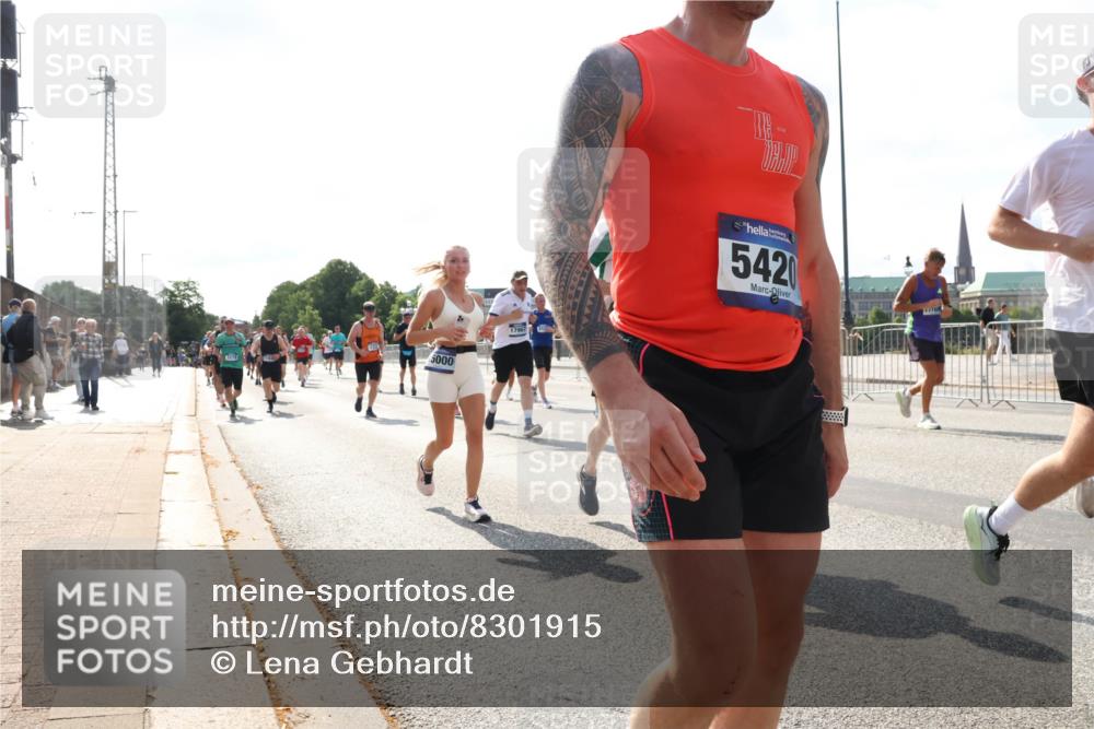 29.06.2025 - hella hamburg halbmarathon Lena Gebhardt http://msf.ph/oto/8301915 29.06.2025 09:59:41 Lombardsbrücke 5000, 1796, 5420, 1776, 1319, 1334, 1366, 1595, 1642, 1834, 1914, 1955, 2282, 2348, 2364, 2391, 2432, 2630, 2676, 2910, 3112, 3279, 3668, 3836, 4426, 4467, 4772, 4837, 4839, 5015, 5134, 5277, 5299, 5457, 5458, 5465, 5492, 5866, 6174, 6201, 6202, 6414, 6415, 6416, 6587, 7037, 7129, 7130, 7395, 7833, 8330, 8509, 8520, 8542, 8652, 8846, 8929, 9142, 9488, 9903, 9907, 9922, 9984, 10020, 10031, 10266, 11039, 11568, 11844 meine-sportfotos.de
