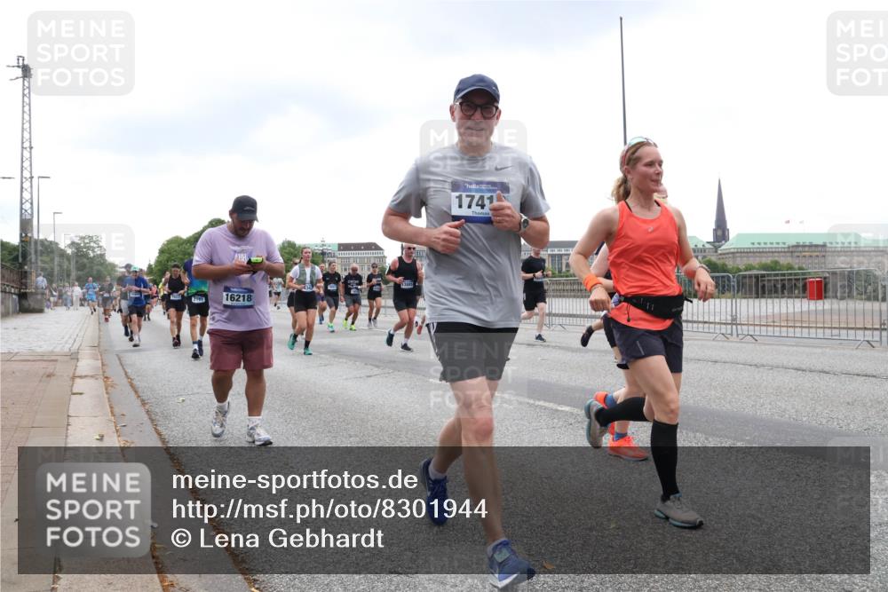 29.06.2025 - hella hamburg halbmarathon Lena Gebhardt http://msf.ph/oto/8301944 29.06.2025 10:46:54 Lombardsbrücke 1073, 1185, 1286, 1363, 1371, 1375, 1593, 1607, 1608, 1720, 1837, 1961, 1999, 2162, 2211, 2320, 2327, 2537, 2555, 2556, 2665, 2697, 2981, 3277, 3406, 3407, 3469, 3734, 3823, 4202, 4239, 4296, 4342, 4355, 4483, 4604, 5111, 5114, 5700, 5796, 5953, 6124, 6161, 6485, 6496, 6740, 7073, 7303, 7412, 7430, 7431, 7767, 7827, 8477, 8486, 8551, 8553, 8684, 8706, 8967, 9691, 10230, 13969, 14261, 15852, 16882, 16987 meine-sportfotos.de