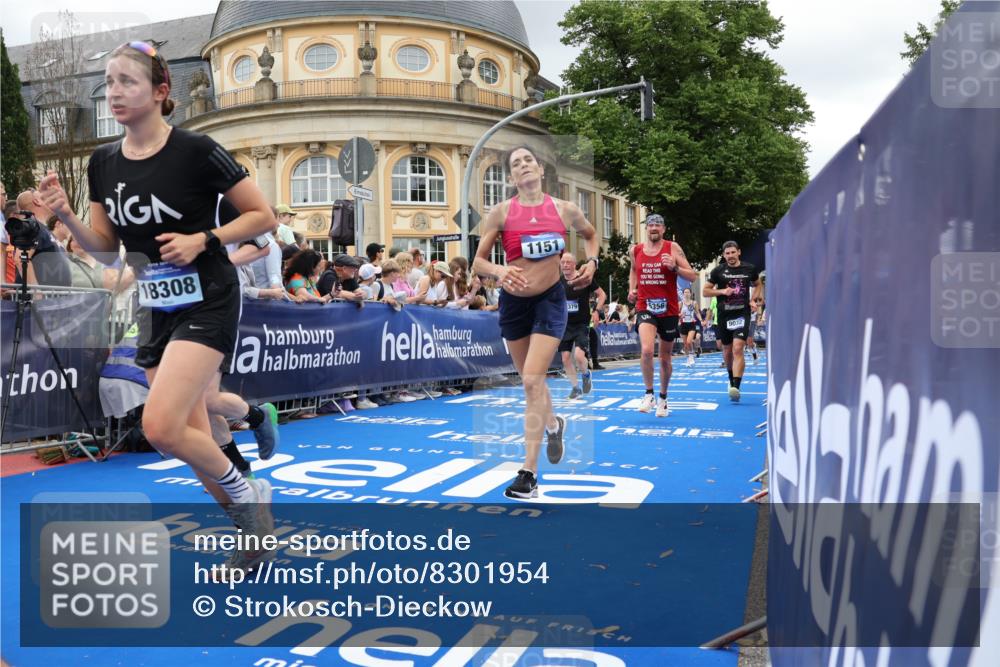 29.06.2025 - hella hamburg halbmarathon Strokosch-Dieckow http://msf.ph/oto/8301954 29.06.2025 10:54:03 Ziel 1151, 1410, 1815, 2432, 3096, 3208, 3209, 5638, 6294, 6356, 6374, 6481, 6581, 7918, 8390, 8394, 9032, 9791, 11499, 11789, 12379, 13032, 13397, 13794, 13869, 15524, 16871, 17348, 18308 meine-sportfotos.de