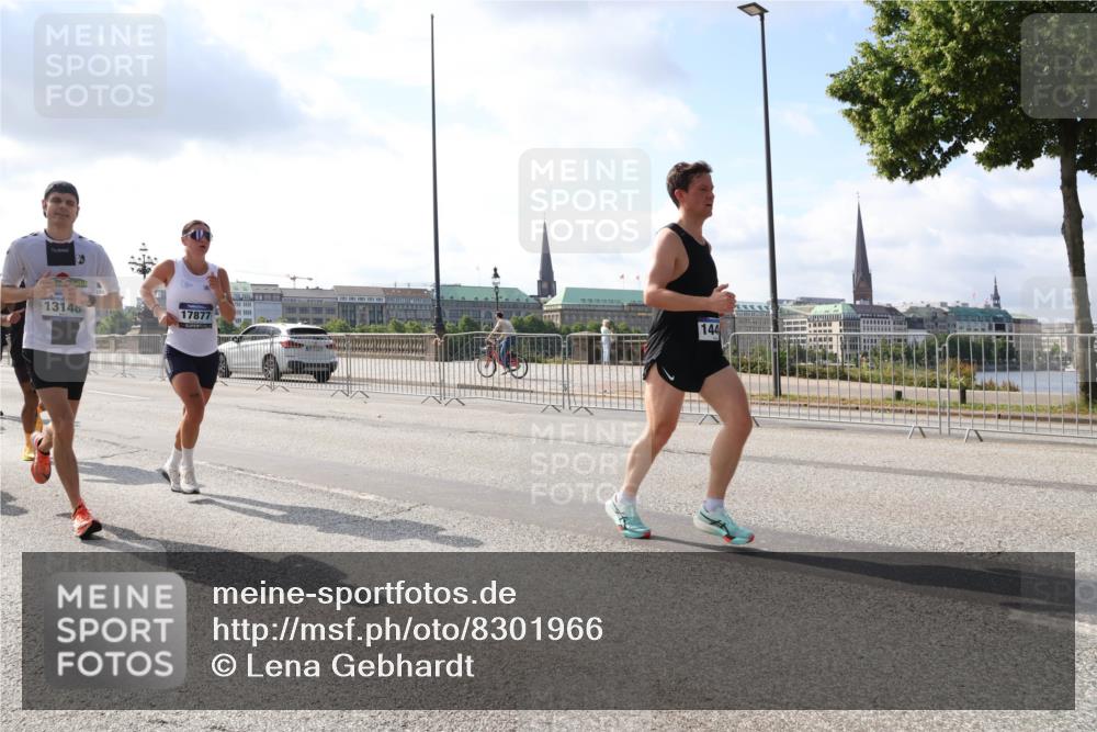 29.06.2025 - hella hamburg halbmarathon Lena Gebhardt http://msf.ph/oto/8301966 29.06.2025 09:47:04 Lombardsbrücke 13148, 17877, 144, 1002, 1053, 1396, 1407, 1411, 1577, 1910, 1959, 2228, 2243, 2563, 2774, 2836, 3005, 3790, 3935, 4740, 4944, 5048, 5152, 5193, 5660, 6032, 6305, 6473, 6683, 6915, 7080, 7466, 7622, 7628, 7831, 7867, 7972, 8312, 8323, 8366, 9376, 9508, 9519, 10477, 10771, 10927, 11055, 11304, 11370, 11661, 11898, 12204, 12447, 12899, 13148, 13199, 13493, 13494, 13729, 13771, 13972, 13991, 14069, 14310, 14385, 16811, 16957 meine-sportfotos.de