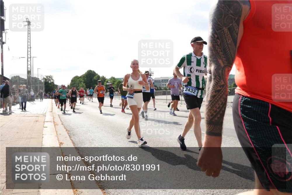 29.06.2025 - hella hamburg halbmarathon Lena Gebhardt http://msf.ph/oto/8301991 29.06.2025 09:59:41 Lombardsbrücke 3271, 844, 5000, 2432, 1319, 1334, 1366, 1595, 1642, 1834, 1914, 1955, 2282, 2348, 2364, 2391, 2432, 2630, 2676, 2910, 3112, 3279, 3668, 3836, 4426, 4467, 4772, 4837, 4839, 5015, 5134, 5277, 5299, 5457, 5458, 5465, 5492, 5866, 6174, 6201, 6202, 6414, 6415, 6416, 6587, 7037, 7129, 7130, 7395, 7833, 8330, 8509, 8520, 8542, 8652, 8846, 8929, 9142, 9488, 9903, 9907, 9922, 9984, 10020, 10031, 10266, 11039, 11568, 11844 meine-sportfotos.de
