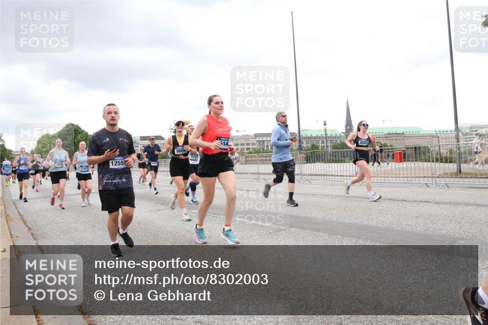 29.06.2025 - hella hamburg halbmarathon Lena Gebhardt http://msf.ph/oto/8302003 29.06.2025 10:56:25 Lombardsbrücke 7649, 17673, 12551, 9606, 5757, 2022, 544, 4083, 1047, 1113, 1738, 1909, 2095, 2143, 2307, 2793, 2887, 2915, 2991, 3257, 3268, 3438, 3520, 3614, 3675, 3676, 3953, 3987, 4083, 4354, 4473, 4773, 4836, 5237, 5306, 5438, 5580, 5693, 5757, 5911, 5994, 6494, 6690, 6968, 7025, 7028, 7090, 7307, 7516, 7616, 7711, 8005, 8108, 8305, 8517, 8606, 8766, 8939, 8943, 9172, 9210, 9383, 9435, 9606, 9838, 9910, 9948, 9953, 10555, 10569, 10571, 10640, 10740, 10784, 10987 meine-sportfotos.de