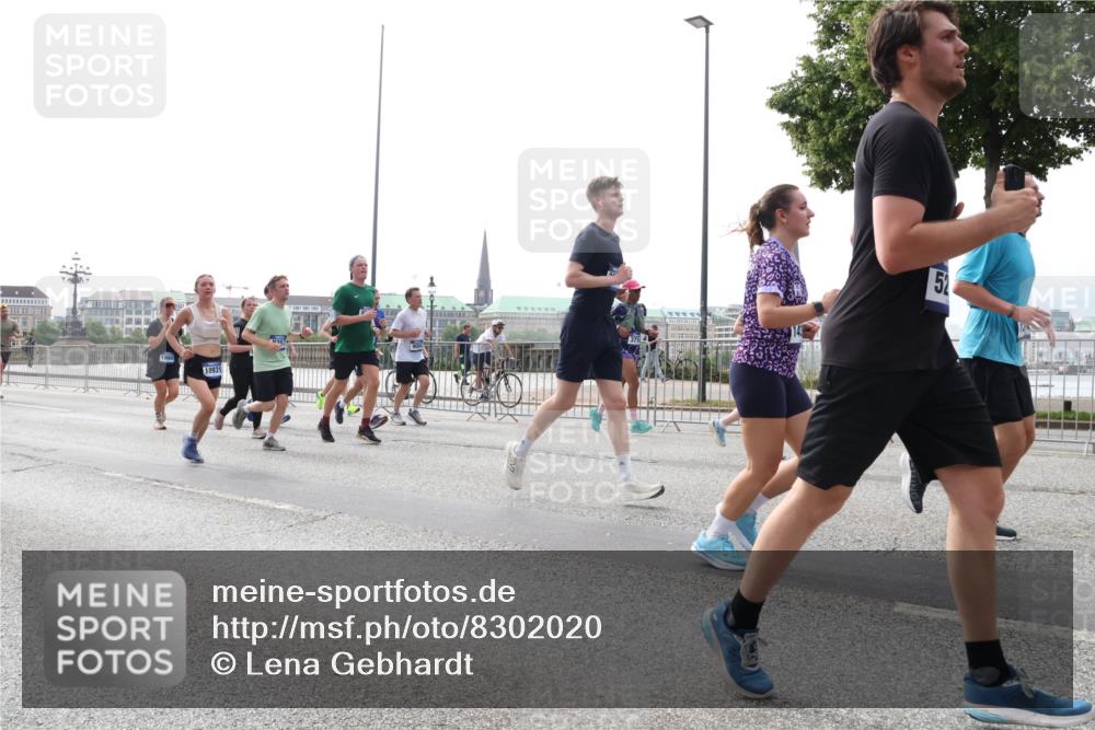 29.06.2025 - hella hamburg halbmarathon Lena Gebhardt http://msf.ph/oto/8302020 29.06.2025 10:37:10 Lombardsbrücke 10931, 371, 21, 52, 1022, 1118, 1253, 1276, 1337, 1339, 1488, 1490, 1597, 1819, 1948, 1952, 1954, 2016, 2031, 2072, 2104, 2272, 2480, 2486, 2552, 2588, 3127, 3165, 3714, 3873, 3895, 4084, 4097, 4347, 4618, 4733, 4762, 4996, 5146, 5171, 5224, 5538, 5560, 5640, 5786, 5789, 5790, 5940, 6156, 6172, 6359, 6584, 6804, 7085, 7202, 7235, 7544, 7707, 7773, 7777, 7823, 8007, 8257, 8258, 8315, 8499, 8758, 8811, 8843, 8936, 8937, 9054, 9055, 9295, 9500, 9524, 9694 meine-sportfotos.de