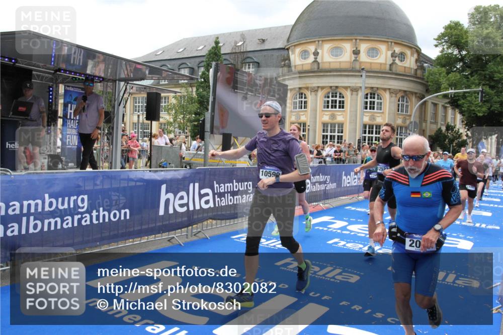 29.06.2025 - hella hamburg halbmarathon Michael Strokosch http://msf.ph/oto/8302082 29.06.2025 10:57:53 Ziel 1972, 2034, 2806, 2883, 5391, 7138, 7269, 7833, 9820, 10599, 10703, 12440, 12523, 13376, 14737, 16517, 17201, 17543, 18492, 18727 meine-sportfotos.de