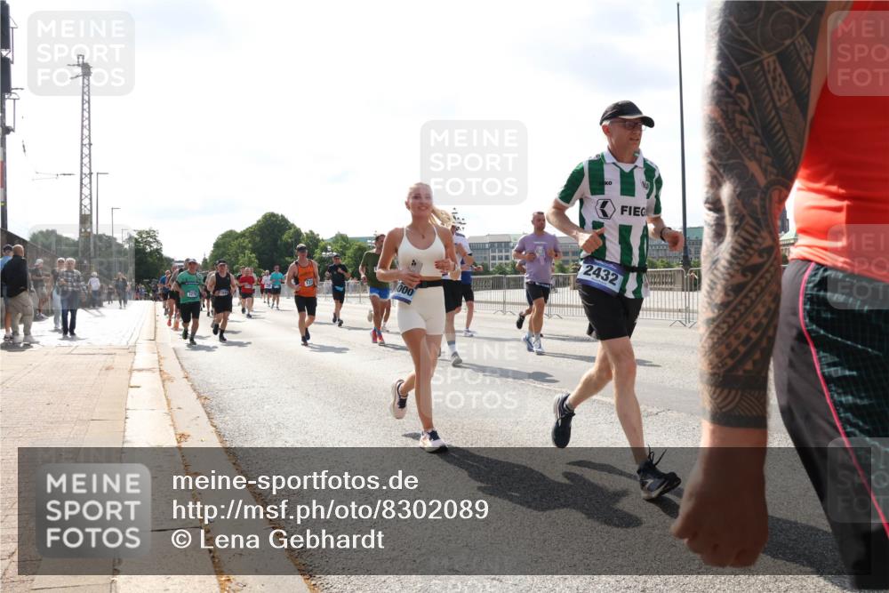 29.06.2025 - hella hamburg halbmarathon Lena Gebhardt http://msf.ph/oto/8302089 29.06.2025 09:59:41 Lombardsbrücke 1000, 2432, 1319, 1334, 1366, 1595, 1642, 1834, 1914, 1955, 2282, 2348, 2364, 2391, 2432, 2630, 2676, 2910, 3112, 3279, 3668, 3836, 4426, 4467, 4772, 4837, 4839, 5015, 5134, 5277, 5299, 5457, 5458, 5465, 5492, 5866, 6174, 6201, 6202, 6414, 6415, 6416, 6587, 7037, 7129, 7130, 7395, 7833, 8330, 8509, 8520, 8542, 8652, 8846, 8929, 9142, 9488, 9903, 9907, 9922, 9984, 10020, 10031, 10266, 11039, 11568, 11844 meine-sportfotos.de