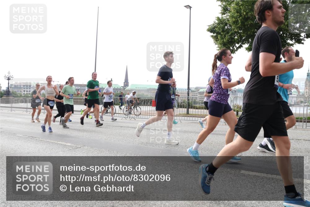 29.06.2025 - hella hamburg halbmarathon Lena Gebhardt http://msf.ph/oto/8302096 29.06.2025 10:37:11 Lombardsbrücke 10931, 3257, 724, 1022, 1118, 1253, 1276, 1337, 1339, 1488, 1490, 1597, 1819, 1948, 1952, 1954, 2016, 2031, 2072, 2104, 2272, 2480, 2486, 2552, 3127, 3165, 3714, 3873, 3895, 4097, 4347, 4618, 4733, 4762, 4996, 5146, 5171, 5224, 5538, 5560, 5640, 5786, 5789, 5790, 5940, 6156, 6172, 6359, 6584, 6804, 7085, 7202, 7235, 7544, 7707, 7773, 7777, 7823, 8007, 8257, 8258, 8315, 8499, 8758, 8811, 8843, 8936, 8937, 9054, 9055, 9295, 9524, 9694 meine-sportfotos.de