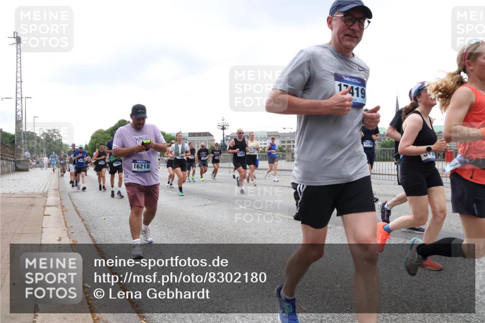 29.06.2025 - hella hamburg halbmarathon Lena Gebhardt http://msf.ph/oto/8302180 29.06.2025 10:46:55 Lombardsbrücke 1073, 1185, 1286, 1363, 1371, 1375, 1593, 1607, 1608, 1720, 1837, 1961, 1999, 2162, 2211, 2320, 2327, 2537, 2555, 2556, 2665, 2697, 2981, 3277, 3406, 3407, 3469, 3734, 3823, 4202, 4239, 4296, 4342, 4355, 4483, 4604, 5111, 5114, 5700, 5796, 5953, 6124, 6161, 6485, 6496, 6740, 7073, 7303, 7412, 7430, 7431, 7767, 7827, 8131, 8477, 8486, 8551, 8553, 8684, 8706, 8967, 9691, 10230, 13969, 14261, 15852, 16882, 16987 meine-sportfotos.de