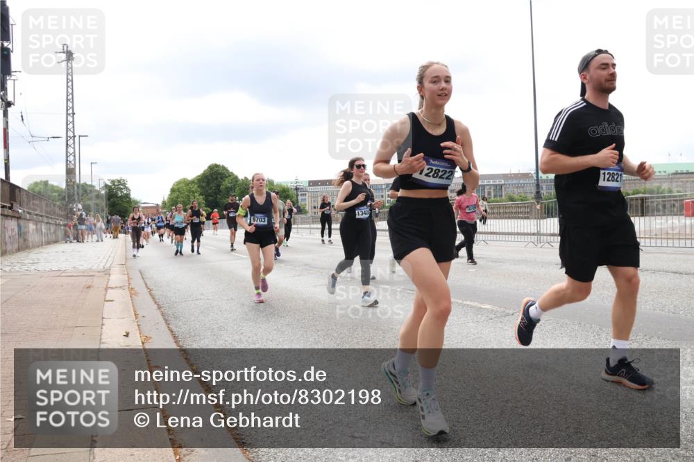 29.06.2025 - hella hamburg halbmarathon Lena Gebhardt http://msf.ph/oto/8302198 29.06.2025 11:11:41 Lombardsbrücke 9703, 1342, 12822, 1672, 12821, 1021, 1934, 2105, 2345, 2373, 2695, 2696, 2969, 3016, 3563, 3564, 3608, 3667, 3713, 3775, 3776, 3832, 3932, 4157, 4196, 4269, 4452, 4574, 4750, 4821, 4881, 5326, 5797, 6000, 6001, 6242, 6454, 6455, 6729, 6933, 7050, 7686, 7687, 7939, 8294, 8768, 8831, 9322, 9375, 9415, 9683, 9703, 9871, 10021, 10178, 10758, 10822, 10827, 10997, 11005, 11104, 11796, 13428, 15241, 15691, 15729, 15810 meine-sportfotos.de