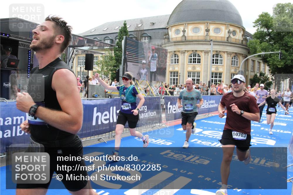 29.06.2025 - hella hamburg halbmarathon Michael Strokosch http://msf.ph/oto/8302285 29.06.2025 10:57:55 Ziel 2034, 2806, 2883, 3575, 5391, 7138, 7159, 7269, 9820, 10599, 10703, 11394, 12523, 13376, 14737, 14881, 15349, 16517, 17543, 18492 meine-sportfotos.de