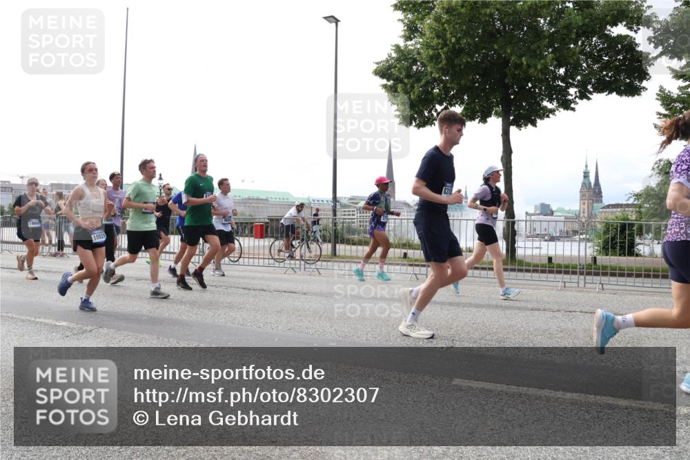 29.06.2025 - hella hamburg halbmarathon Lena Gebhardt http://msf.ph/oto/8302307 29.06.2025 10:37:11 Lombardsbrücke 10931, 8315, 1022, 1118, 1253, 1276, 1337, 1339, 1488, 1490, 1597, 1819, 1948, 1952, 1954, 2016, 2031, 2072, 2104, 2272, 2480, 2486, 2552, 3127, 3165, 3714, 3873, 3895, 4097, 4347, 4618, 4733, 4762, 4996, 5146, 5171, 5224, 5538, 5560, 5640, 5786, 5789, 5790, 5940, 6156, 6172, 6359, 6584, 6804, 7085, 7202, 7235, 7544, 7707, 7773, 7777, 7823, 8007, 8257, 8258, 8315, 8499, 8758, 8811, 8843, 8936, 8937, 9054, 9055, 9295, 9524, 9694 meine-sportfotos.de