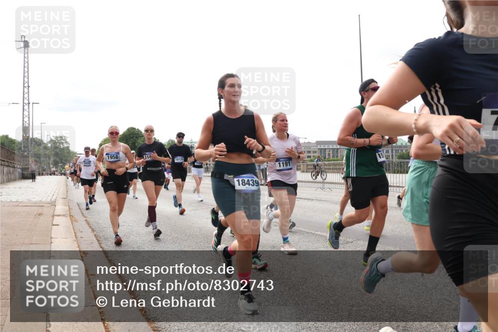 29.06.2025 - hella hamburg halbmarathon Lena Gebhardt http://msf.ph/oto/8302743 29.06.2025 10:21:55 Lombardsbrücke 1958, 114, 10125, 18439, 1191, 1003, 1072, 1158, 1191, 1250, 1294, 1401, 1668, 1958, 1963, 2009, 2063, 2172, 2315, 2353, 2514, 2529, 2744, 3050, 3172, 3458, 3606, 3768, 3770, 3825, 3826, 3995, 4046, 4289, 4366, 4375, 4376, 4697, 4786, 5122, 5412, 5641, 5759, 5957, 6086, 6103, 6475, 6676, 6805, 6881, 6977, 7075, 7162, 7612, 7672, 8286, 8431, 8715, 8860, 8896, 8954, 8959, 9002, 9062, 9369, 9483, 9499, 9532, 10374, 10874 meine-sportfotos.de