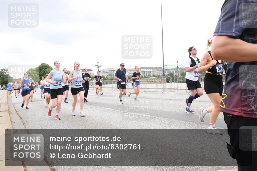 29.06.2025 - hella hamburg halbmarathon Lena Gebhardt http://msf.ph/oto/8302761 29.06.2025 10:56:26 Lombardsbrücke 15103, 18798, 7649, 17673, 1229, 9953, 5751, 960, 1047, 1113, 1738, 1909, 2095, 2143, 2307, 2793, 2887, 2915, 2991, 3257, 3268, 3438, 3520, 3614, 3675, 3676, 3953, 3987, 4083, 4354, 4473, 4773, 4836, 5237, 5306, 5438, 5580, 5693, 5757, 5911, 5994, 6494, 6690, 6968, 7025, 7028, 7090, 7307, 7616, 7711, 8005, 8108, 8305, 8517, 8606, 8766, 8939, 8943, 9172, 9210, 9383, 9435, 9606, 9838, 9910, 9948, 9953, 10555, 10569, 10571, 10640, 10740, 10784, 10987 meine-sportfotos.de